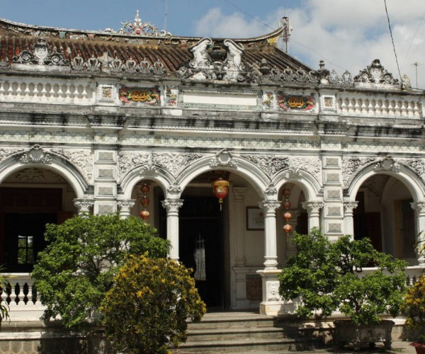 Nha Co Huynh Thuy Le1