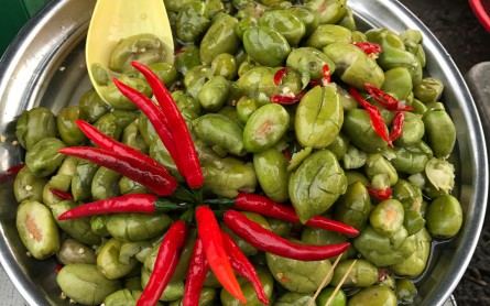 Về Miền Tây mùa nước nổi nhớ ăn trái cà na