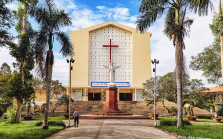 Những nhà thờ cổ kính tuyệt đẹp linh thiêng ở Miền Tây