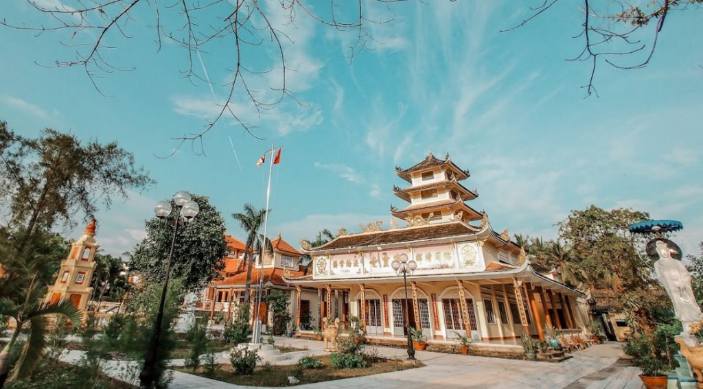Tuyên Linh - Nguyễn Sinh Sắc là một trong những chùa nổi tiếng tại tỉnh Bến Tre với kiến trúc độc đáo và phong cách trang trí đặc biệt. Với bức ảnh này, bạn sẽ được chiêm ngưỡng vẻ đẹp tuyệt vời của chùa Tuyên Linh và cùng tìm hiểu thêm về lịch sử và văn hóa của địa phương Bến Tre.