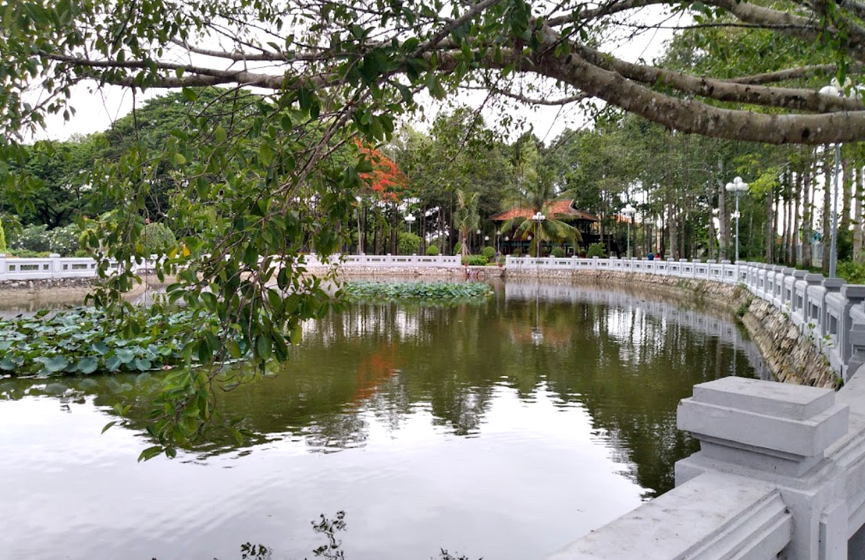Hồ sen lớn