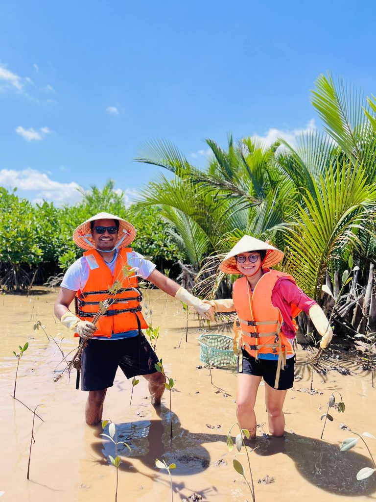 Tham gia trồng cây giữ rừng vô cùng ý nghĩa