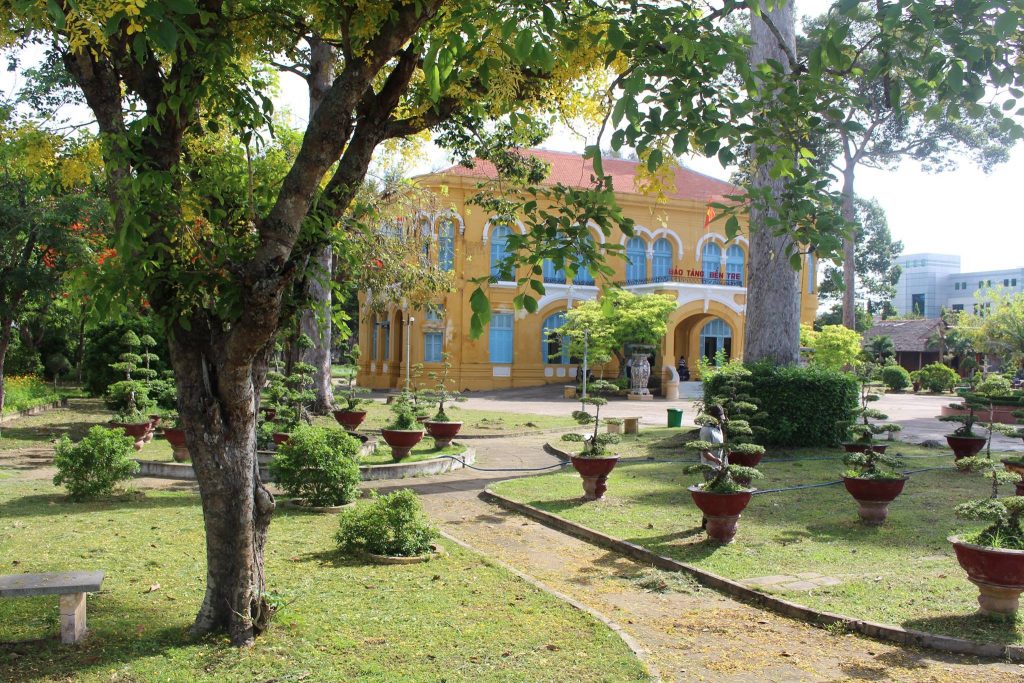 Khuôn viên rộng rãi nhiều cây xanh