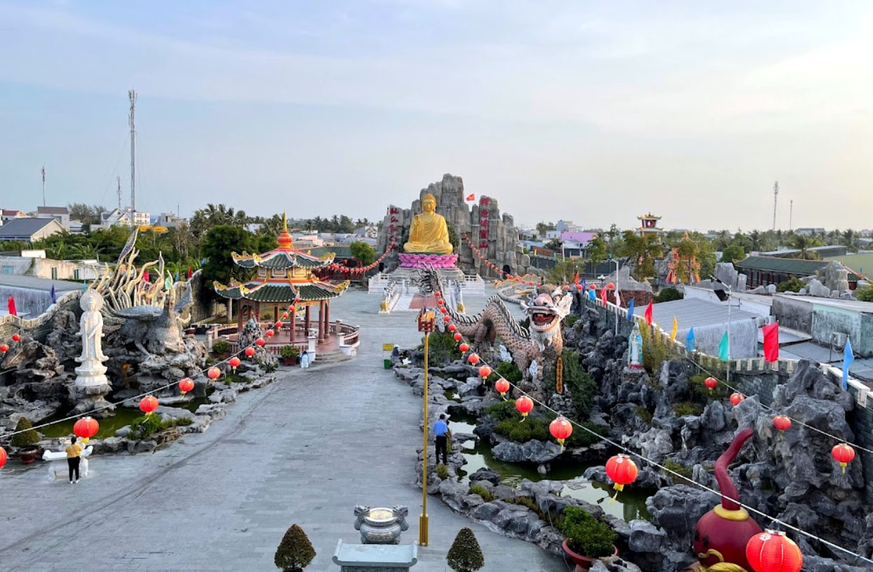 Khuôn viên rộng lớn nhiều tiểu cảnh