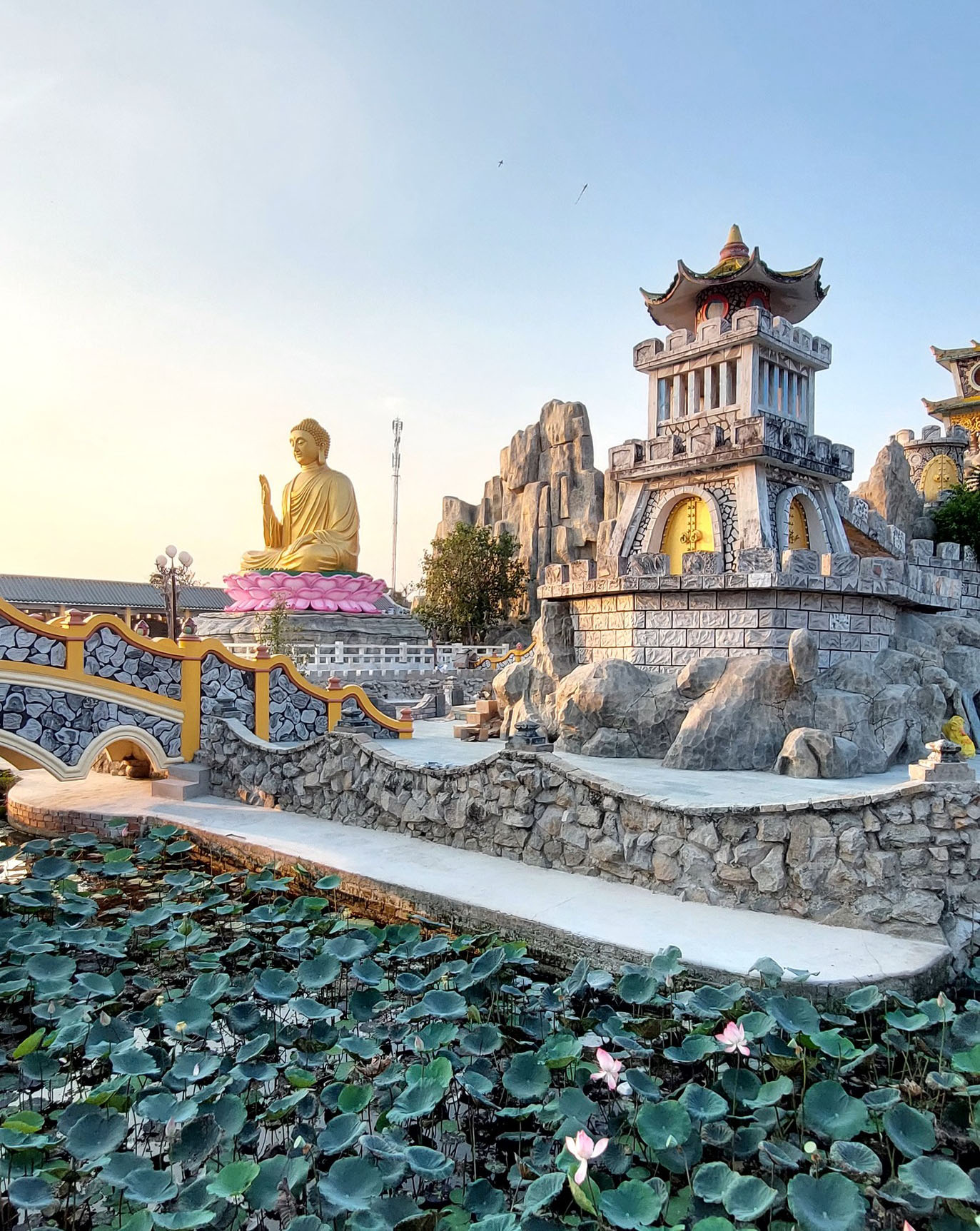 Tượng Phật Thích Ca uy nghi