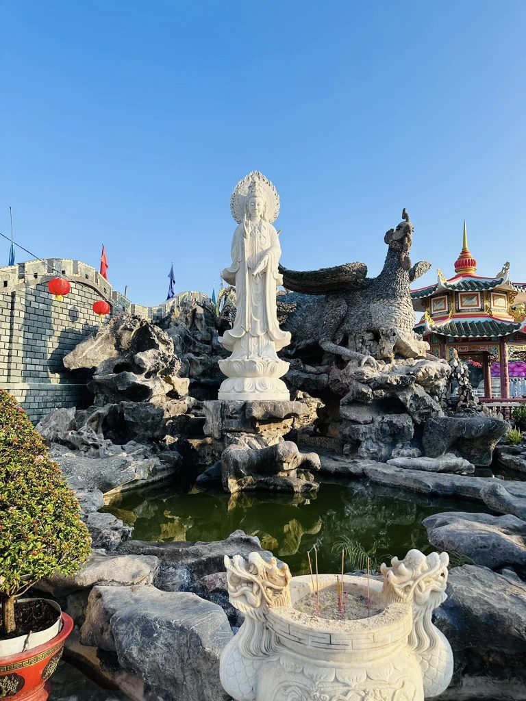 Chim phượng hoàng và Tượng Bồ tát Quán Thế Âm đứng trên đài sen