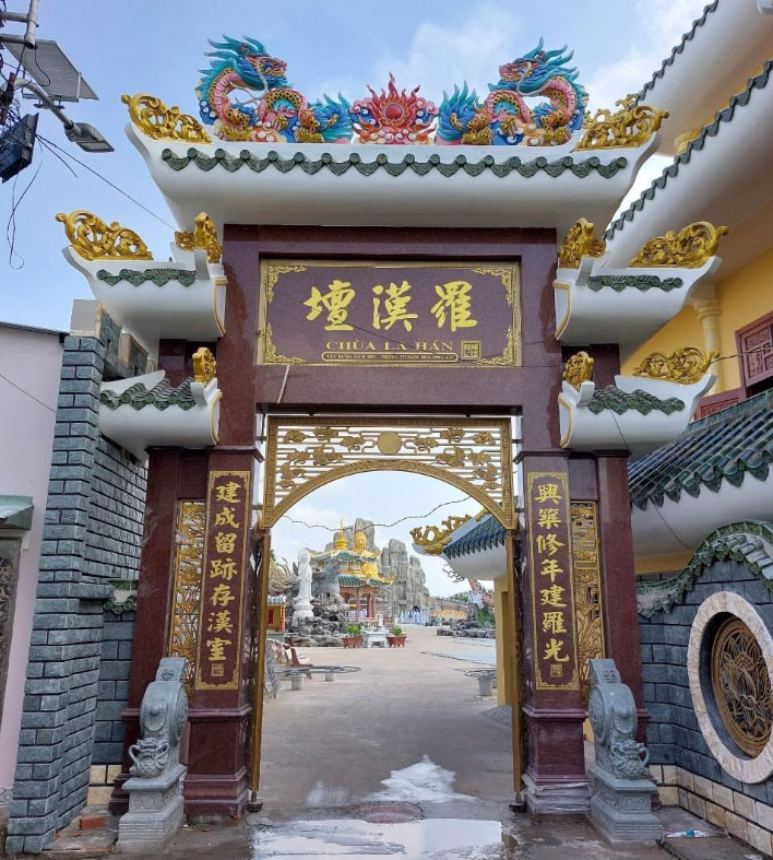Cổng vào chùa
