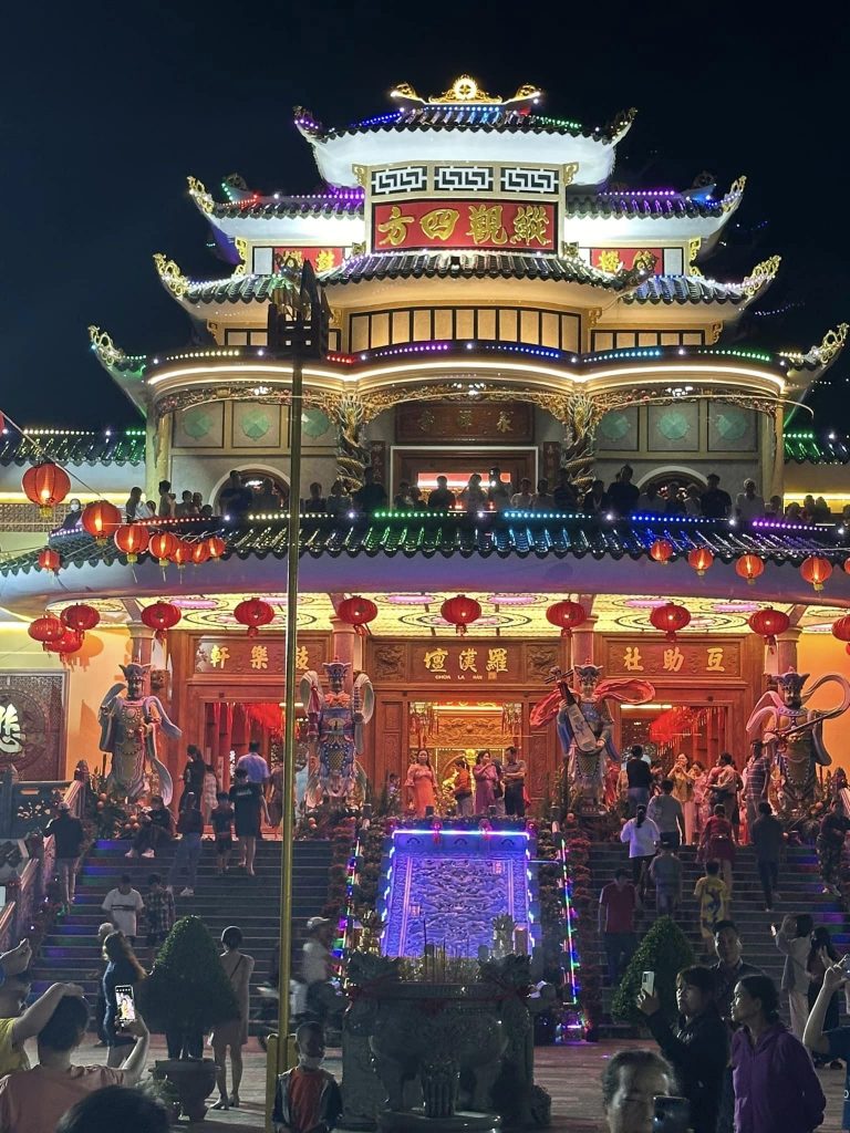 Chùa La Hán lung linh về đêm