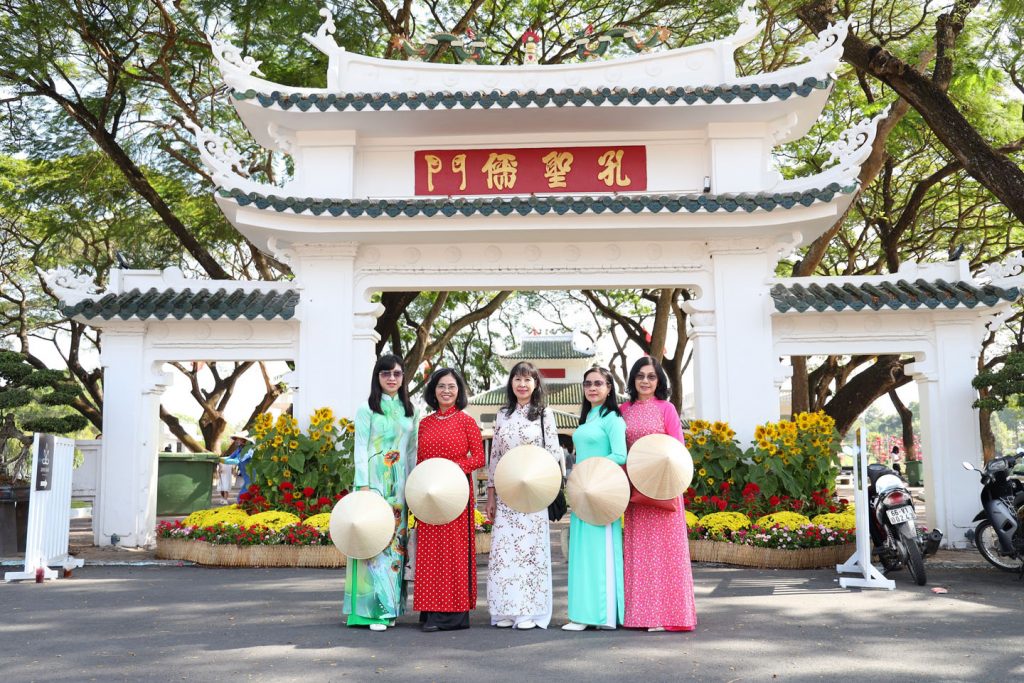 Du khách tham quan chụp hình lưu niệm