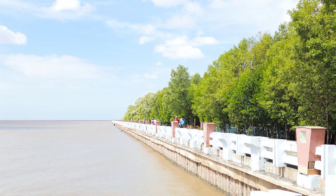Dạo bước trên bờ kè chắn sóng