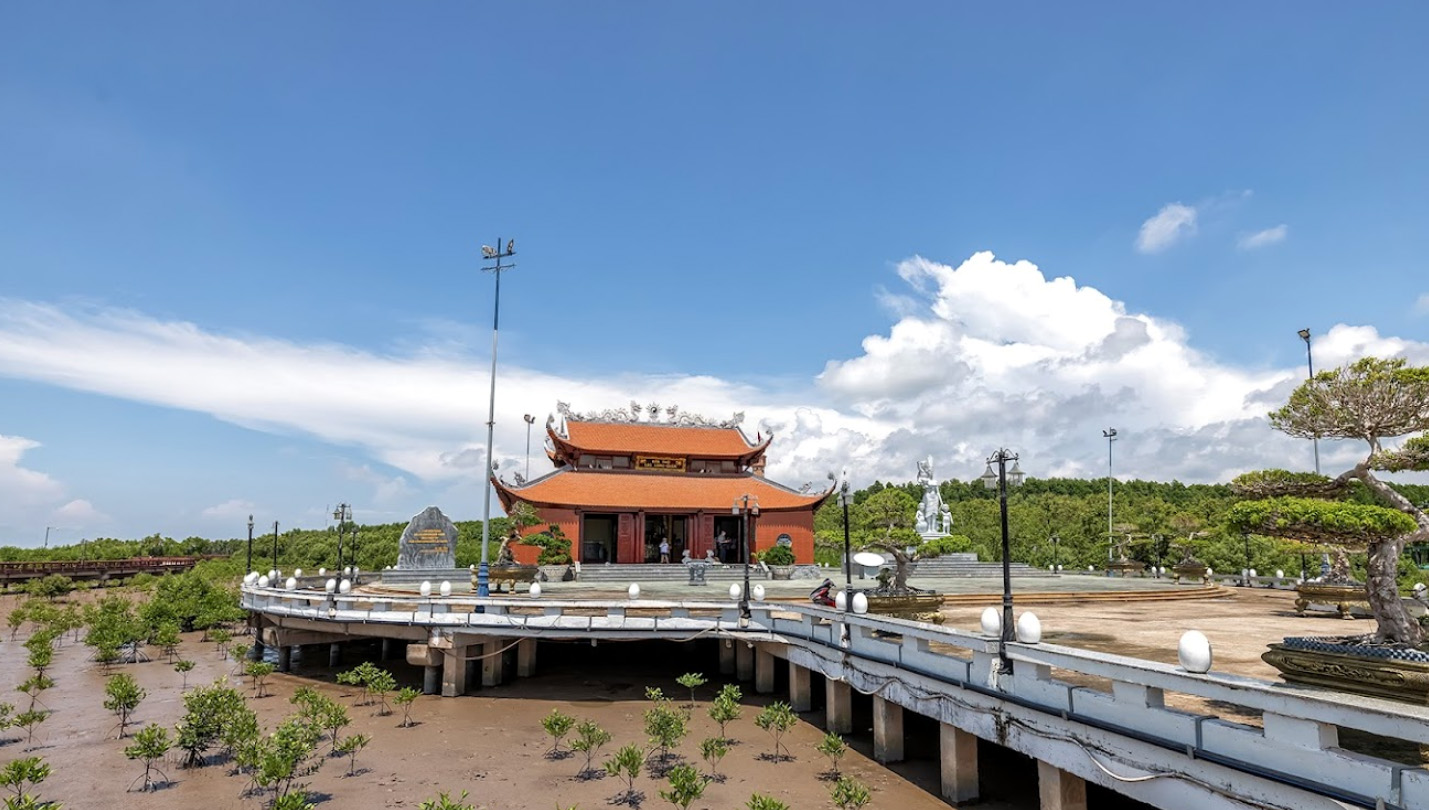 Đền thờ Lạc Long Quân – Tượng Mẹ