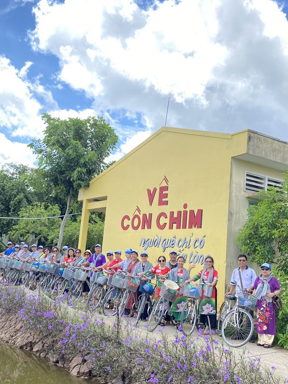 Đoàn khách của Thám Hiểm MeKong tham quan Cồn Chim