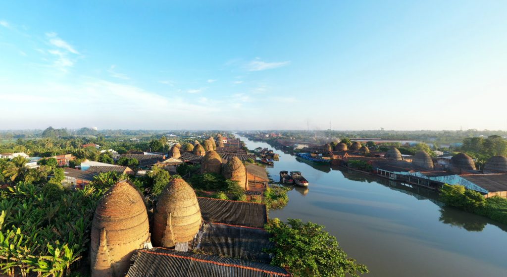 Khám phá vương quốc gạch đỏ Mang Thít