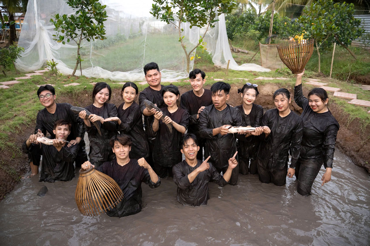 Tham gia tát mương bắt cá