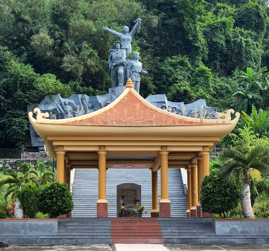 Tượng đài chiến thắng và mộ Chị Sứ