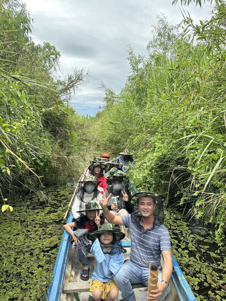 Thám Hiểm Mekong đồng hành cùng du khách trải nghiệm gác kèo ong ở rừng U Minh Hạ