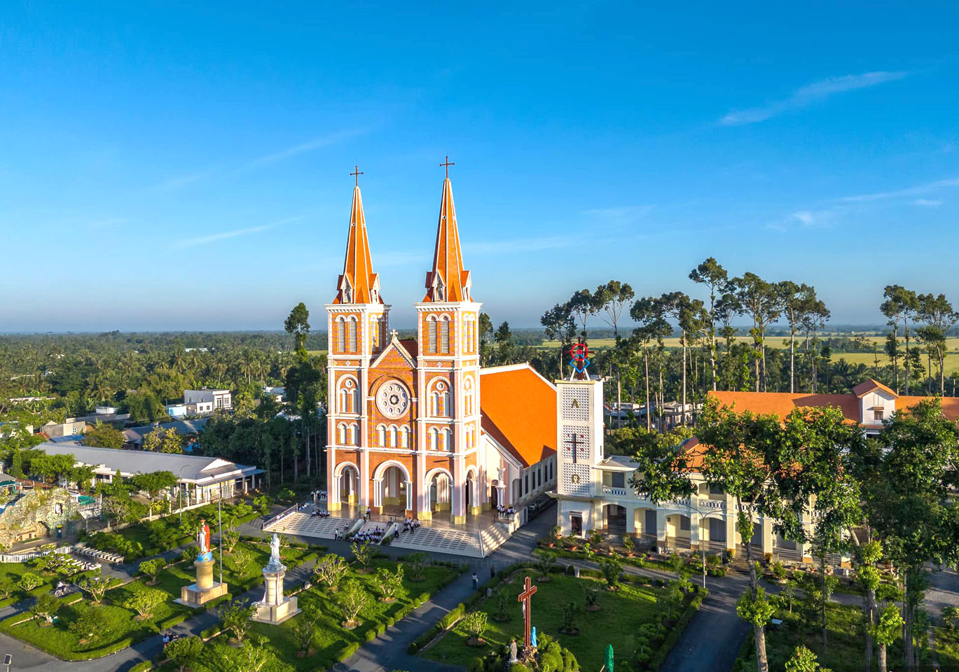 Khuôn viên nhà thờ rộng rãu rợp bóng hàng sao cổ thụ