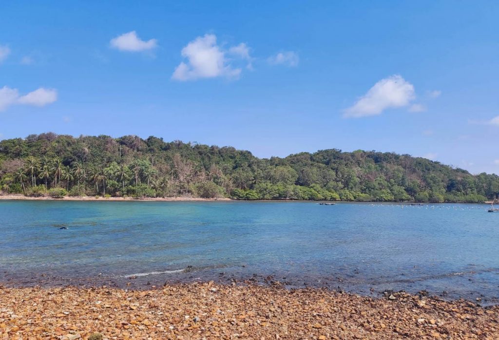 Bãi sỏi trải dài