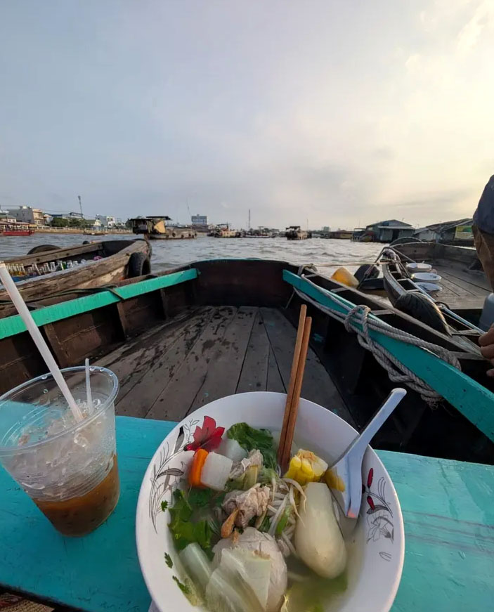 Trải nghiệm ăn sáng trên sông thật thú vị