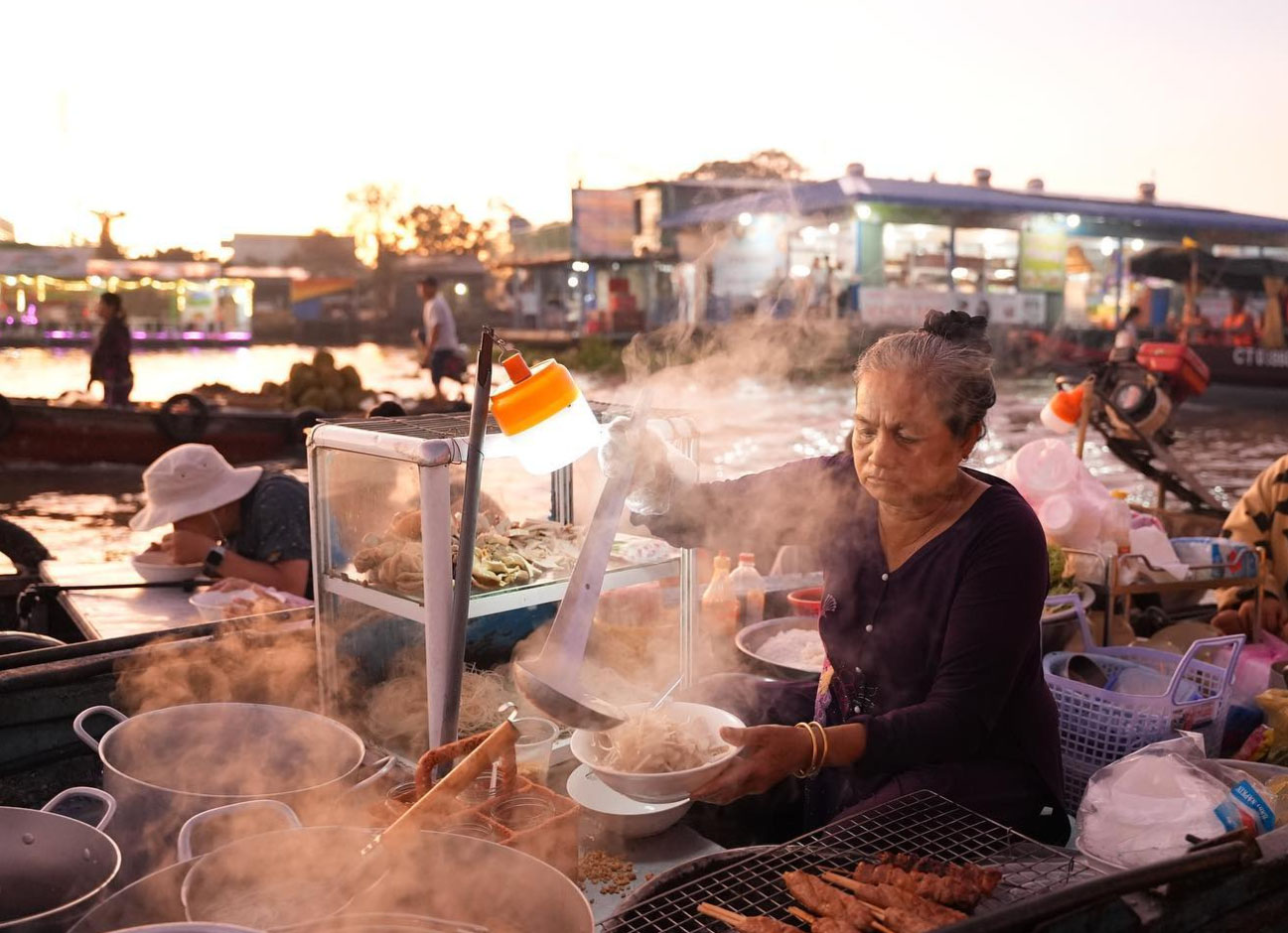 Chiếc ghe bán đồ ăn