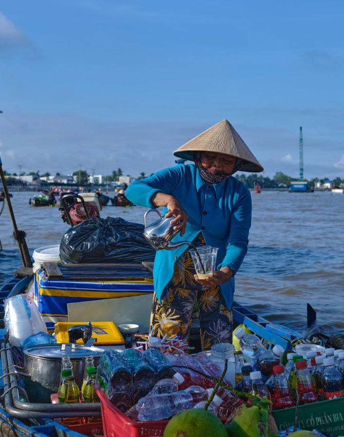 Một chiếc ghe bán đồ uống