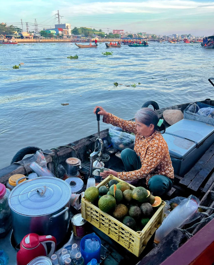 Chiếc ghe bán đồ uống