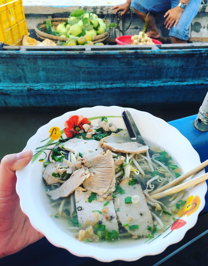 Ăn sáng trên sông