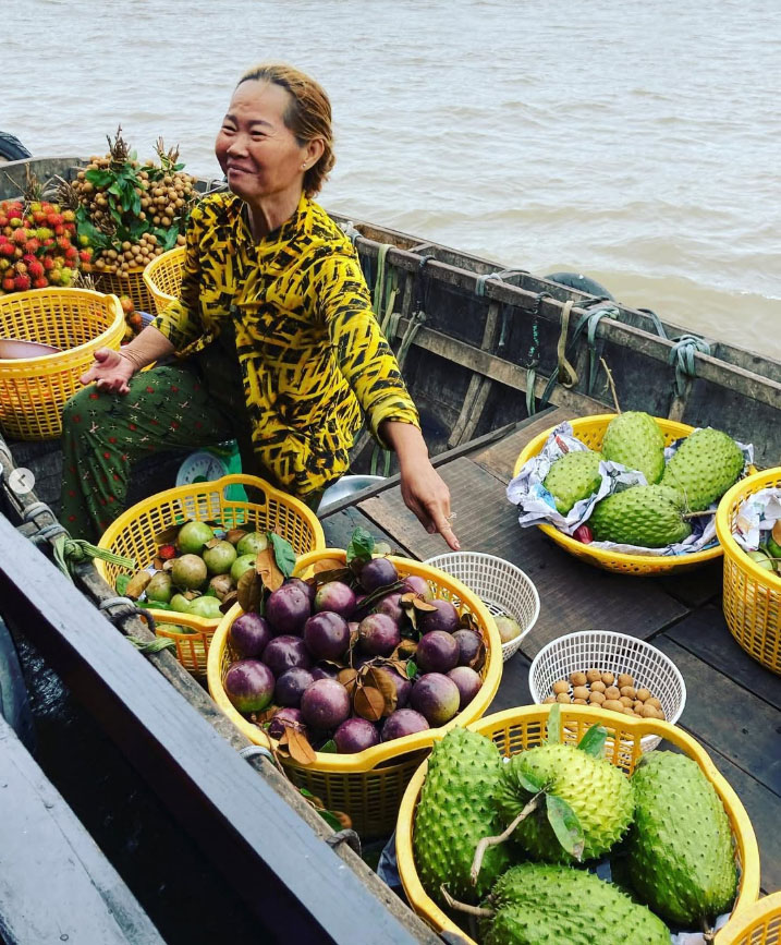 Chiếc ghe bán đủ loại trái cây
