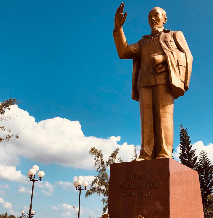 Tượng đài Bắc Hồ bên Bến Ninh Kiều