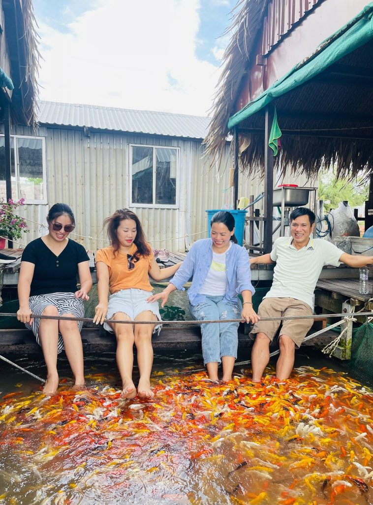 Trải nghiệm massage chân bằng cá