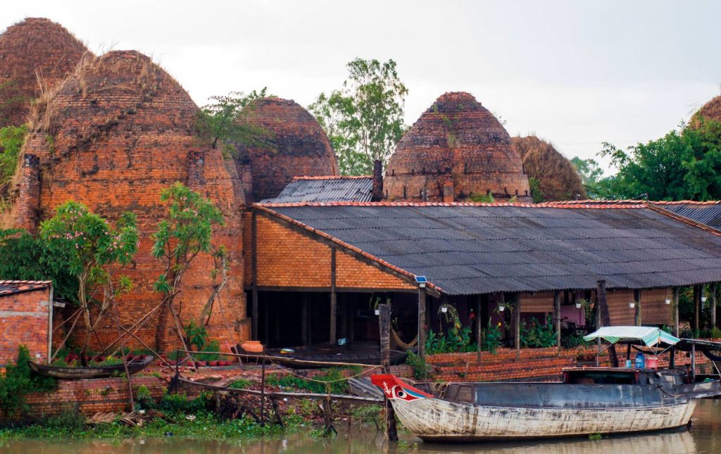 Làng gạch gốm Mang Thít 