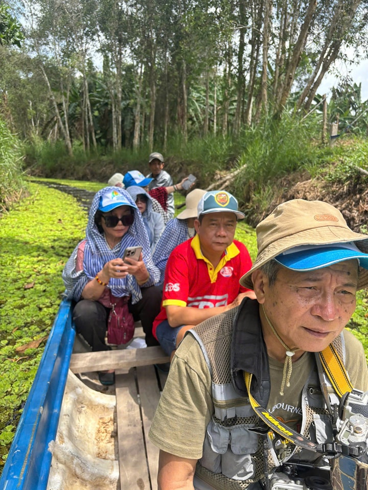 Chiếc tắc ráng len lỏi theo dòng kênh