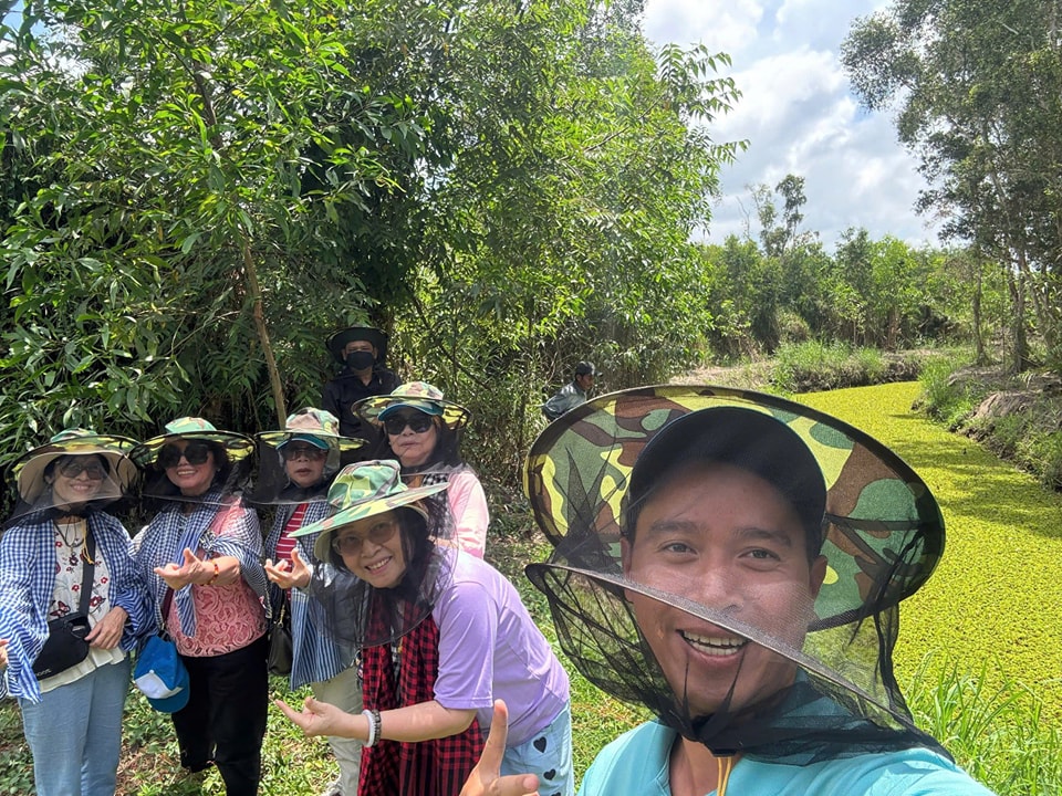 Cùng người dân bản xứ săn ong