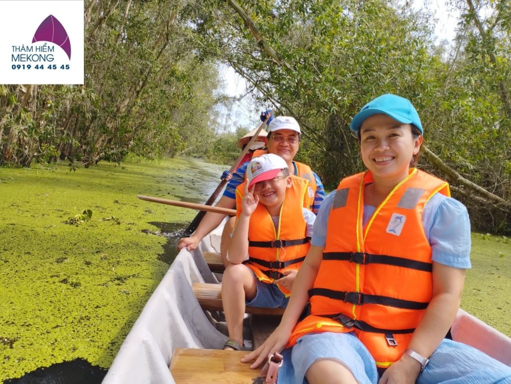 Chèo xuồng khám phá rừng tràm