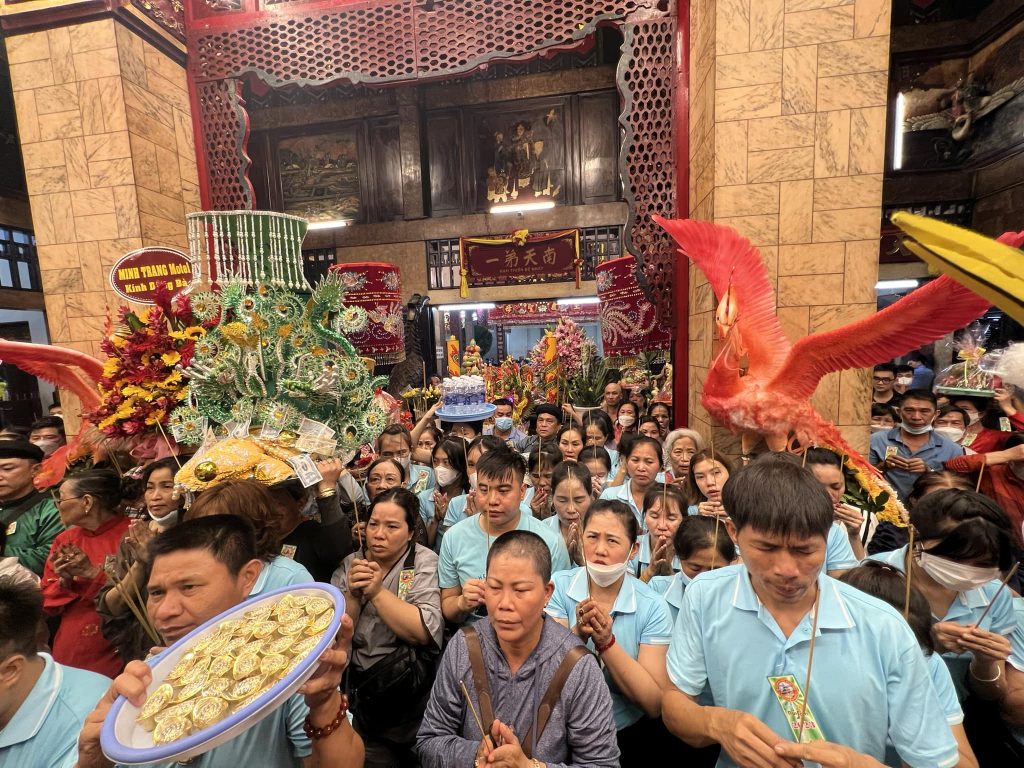 Đông đảo người dân các nơi về đây đảnh lễ, thành tâm khấn nguyện cầu an, cầu tài lộc...