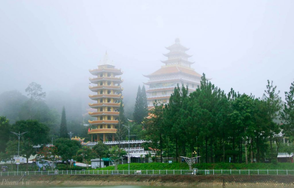 Khung cảnh huyền ảo trên Núi Cấm mùa mây