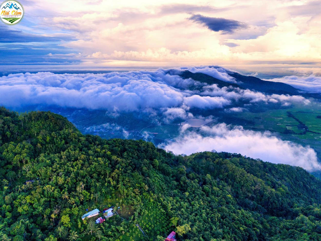 Núi Cấm mùa mây bồng bềnh