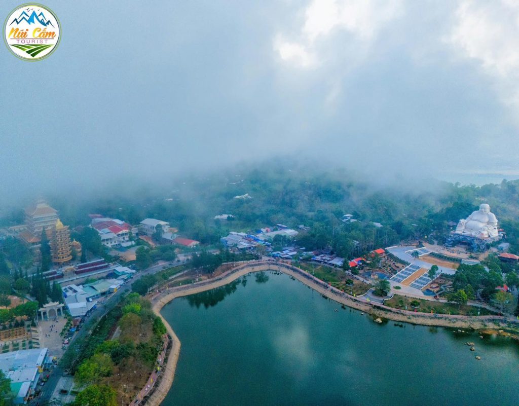 Biển mây bồng bềnh trên hồ Thủy Liêm