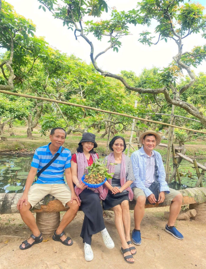 Du khách hái nhãn trên Cồn Sơn