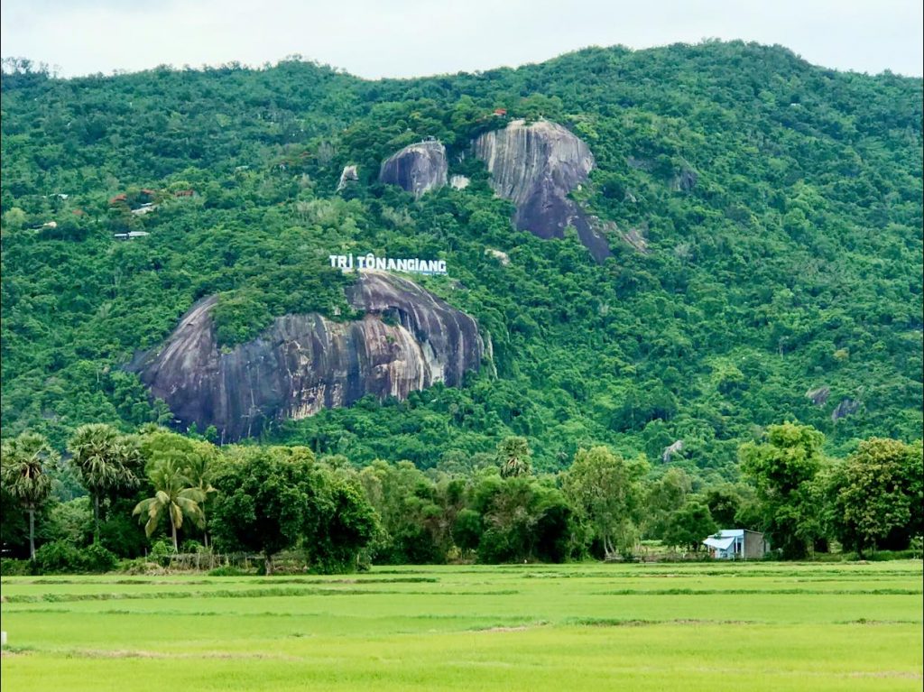 Núi Cô Tô nằm trong dãy Thất Sơn