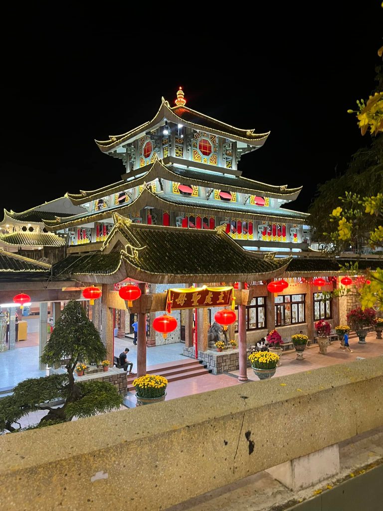 Miếu Bà Chúa Xứ Núi Sam về đêm