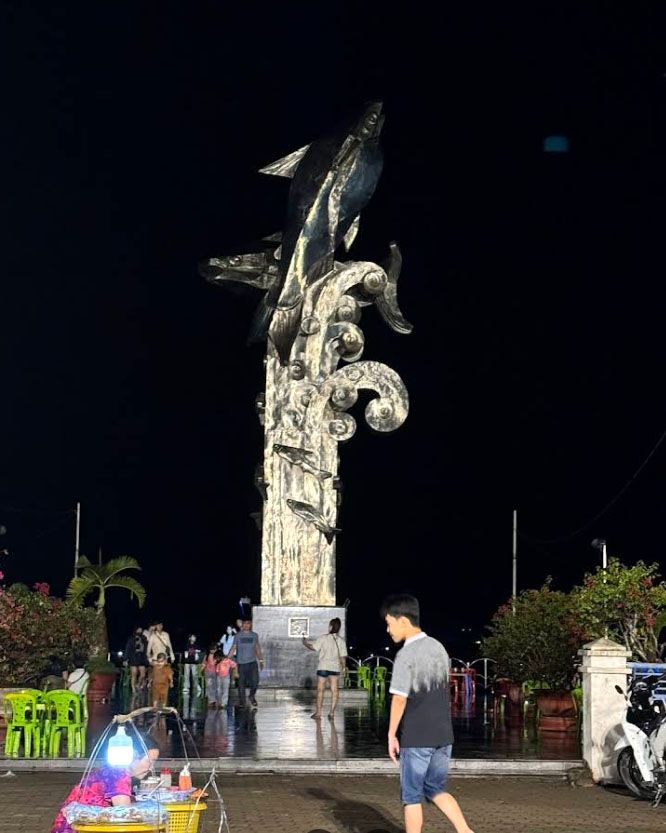 Tượng đài Cá Basa 