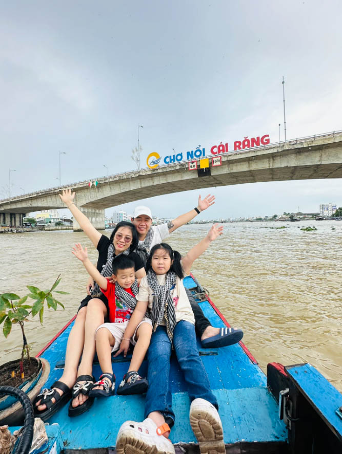 Tàu Thám Hiểm MeKong đưa gia đình nhỏ đi Chợ Nổi Cái Răng