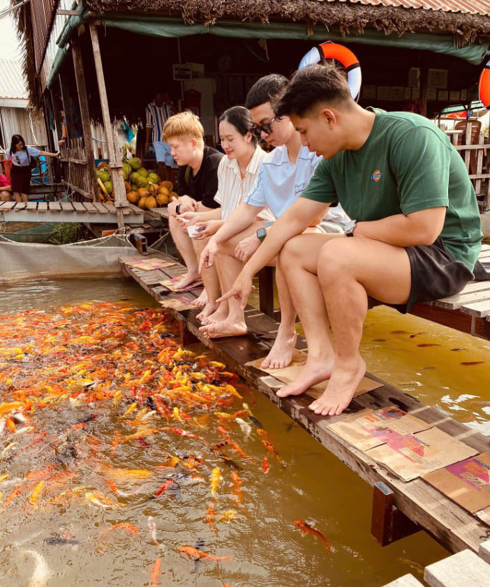 Thăm bè cá Bảy Bon
