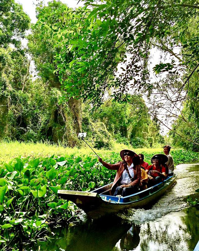 Tham quan toàn Khu du lịch trên sông nước bằng vỏ lãi