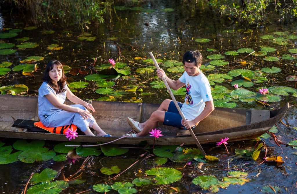 Du ngoạn bằng xuồng