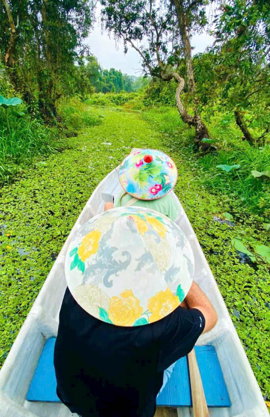 Chèo xuồng len lỏi qua rừng tràm