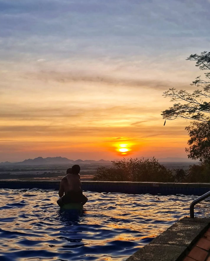 Hoàng hôn trên cánh đồng lúa nhìn từ hồ bơi vô cực