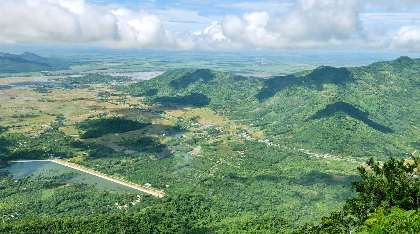 Khung cảnh nhìn từ Vồ Bồ Hong trên Núi Cấm