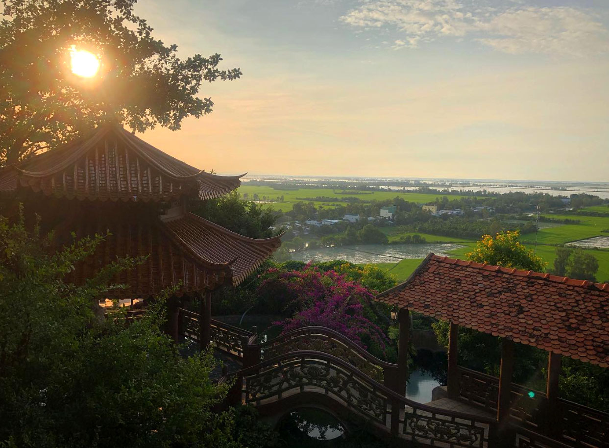 Cánh đồng lúa nhìn từ chùa Hang